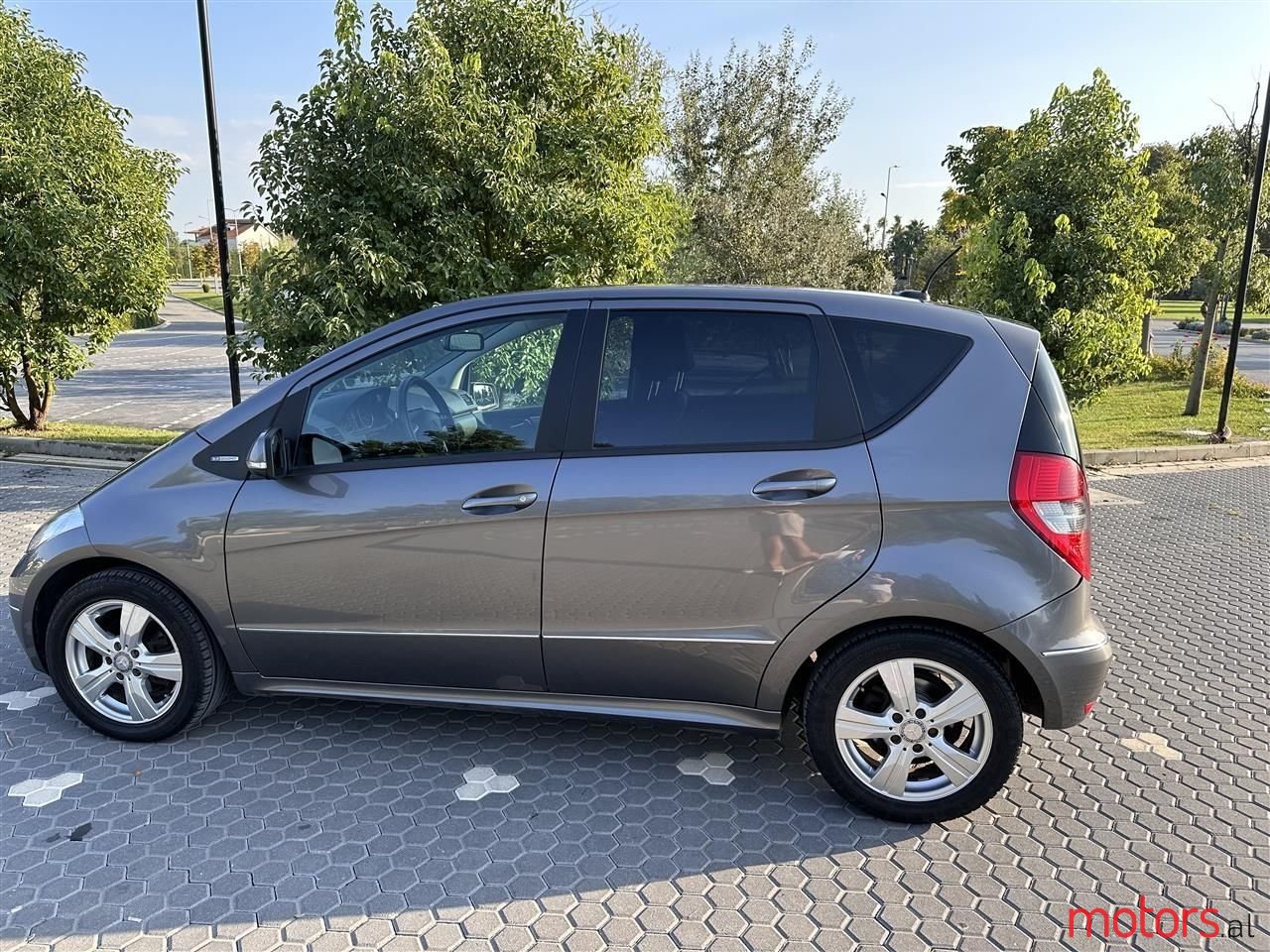 2010' Mercedes-Benz A 180 photo #2