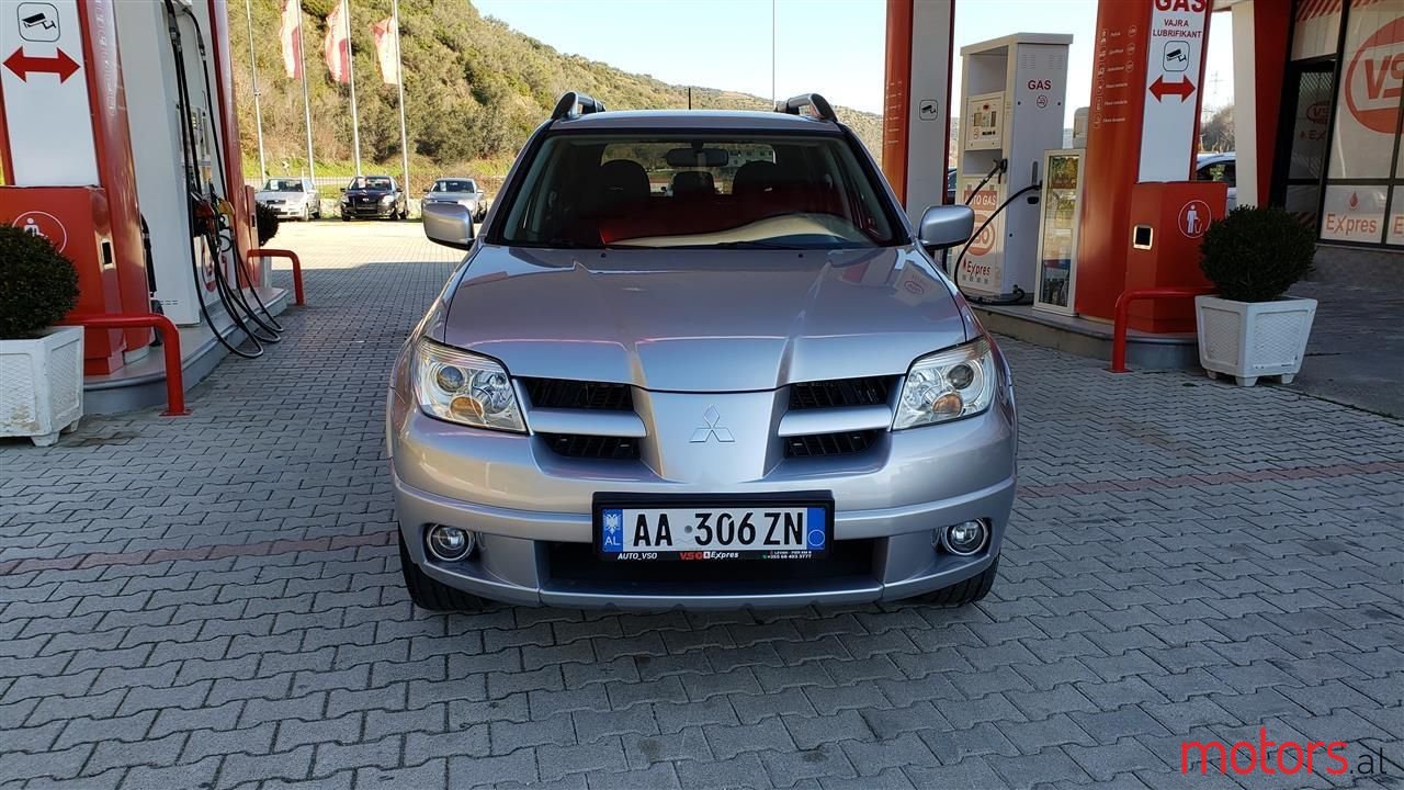 2008' Mitsubishi Outlander photo #2