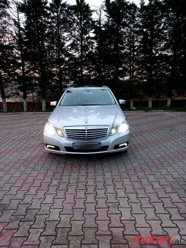 2010' Mercedes-Benz 300 photo #3