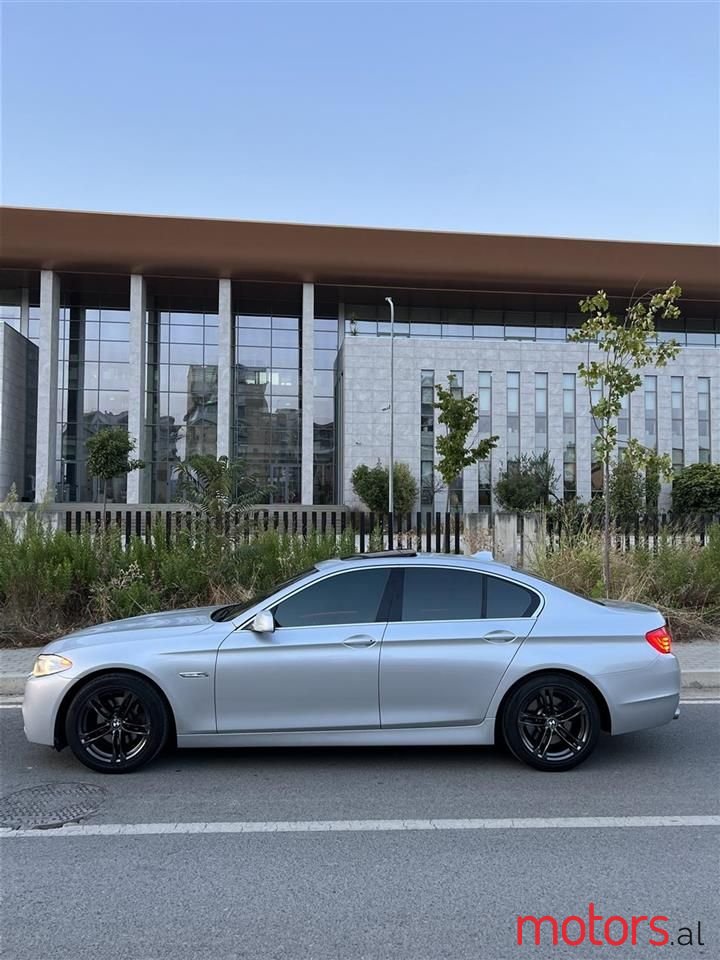 2011' BMW 528 photo #6