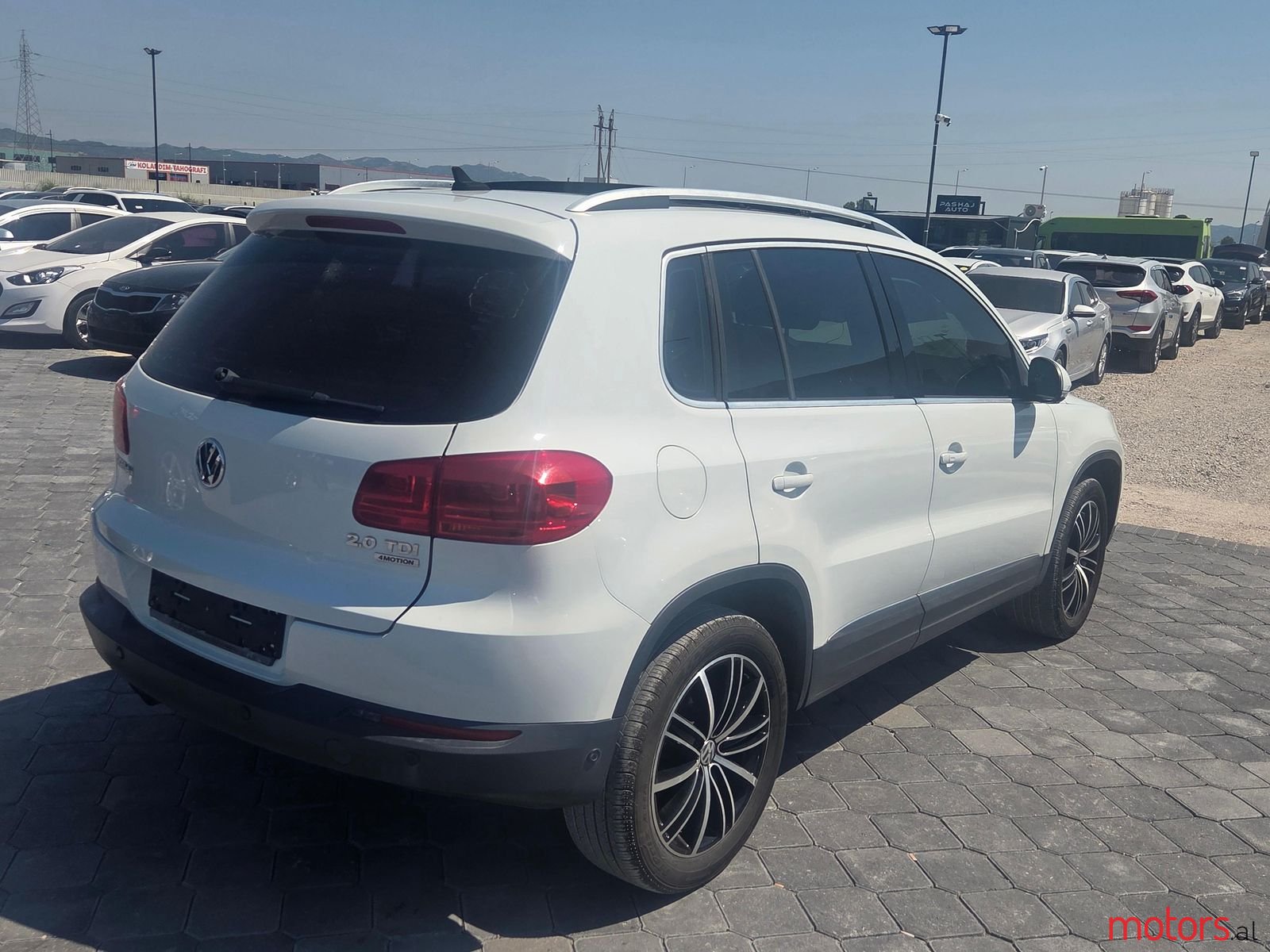2015' Volkswagen Tiguan photo #6