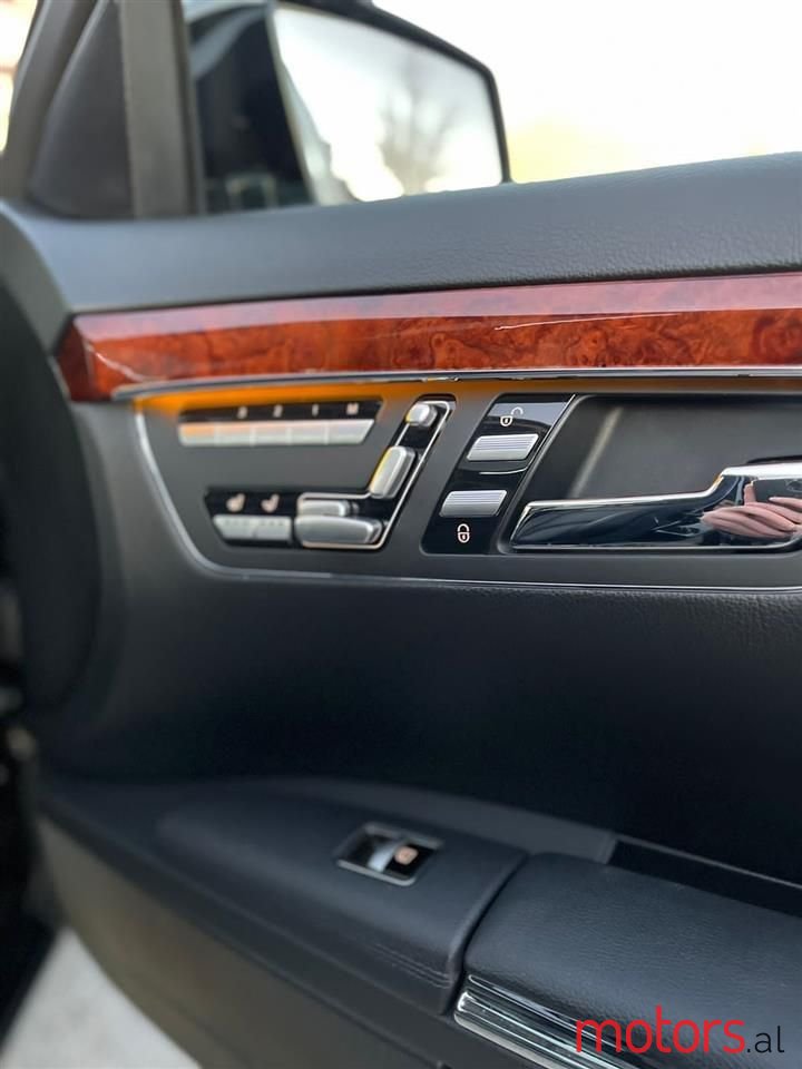 2011' Mercedes-Benz S 550 photo #3