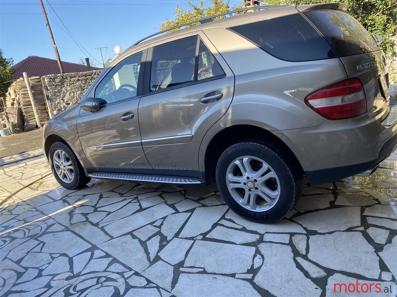 2008' Mercedes-Benz 320 photo #2