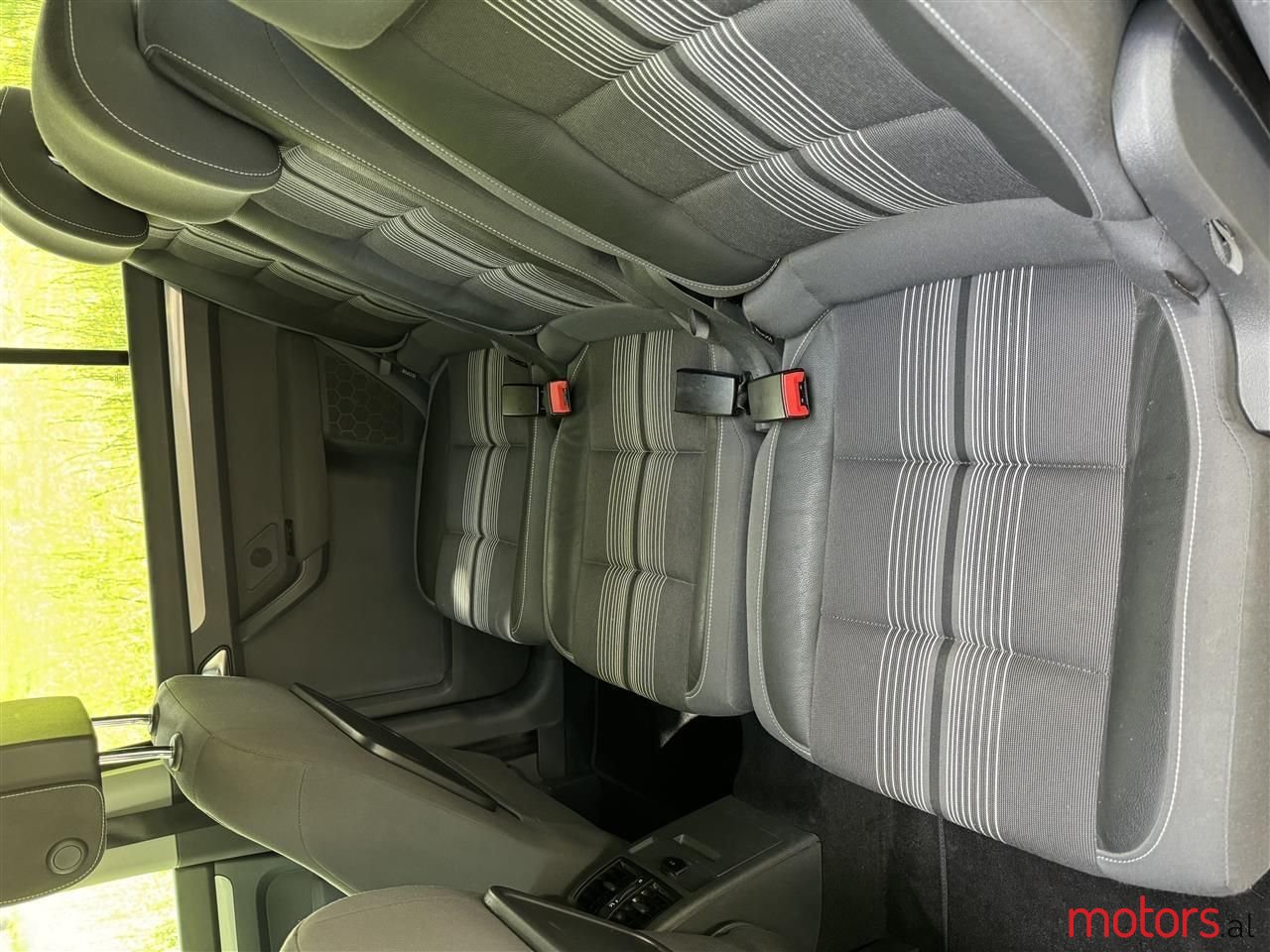 2012' Volkswagen Touran photo #3