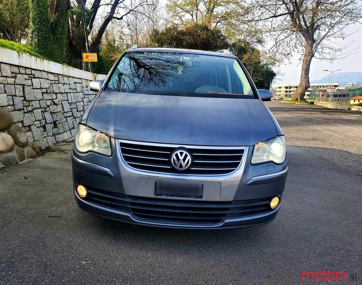 2008' Volkswagen Touran photo #1