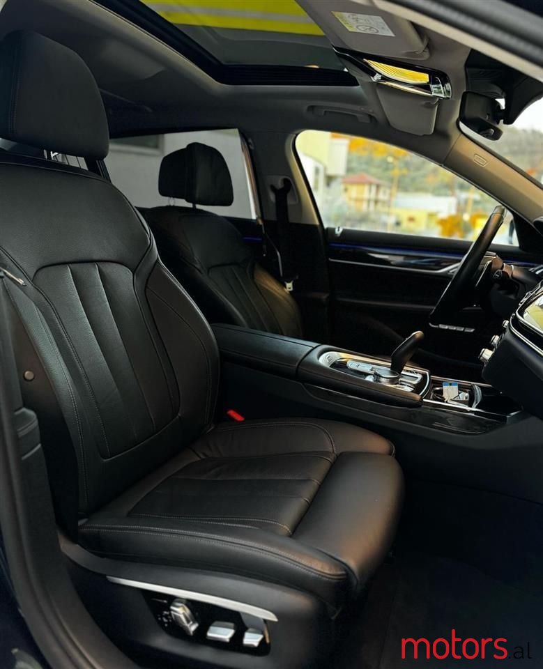 2017' BMW 730 photo #2