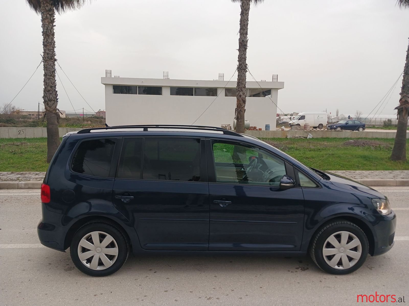 2011' Volkswagen Touran photo #6