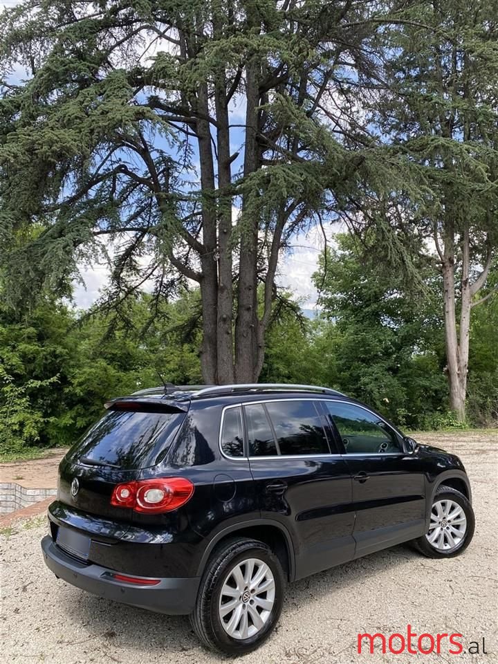 2011' Volkswagen Tiguan photo #3