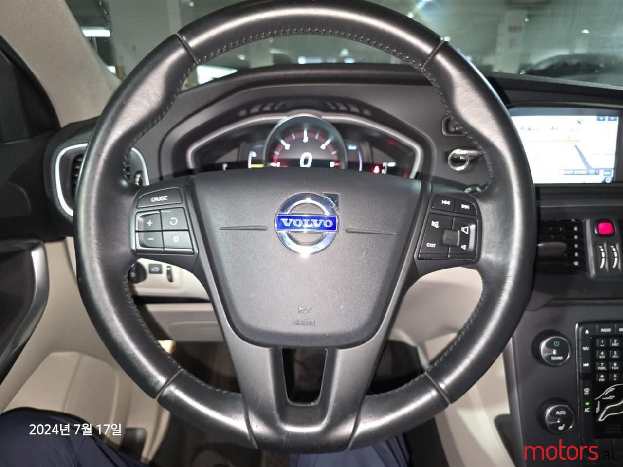 2014' Volvo V40 photo #3