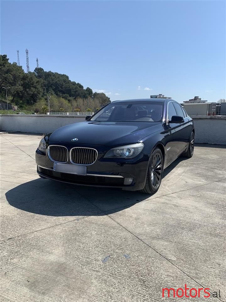 2012' BMW 740 photo #1
