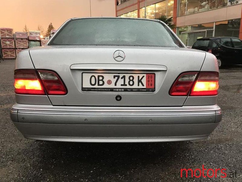 2001' Mercedes-Benz E 220 photo #1