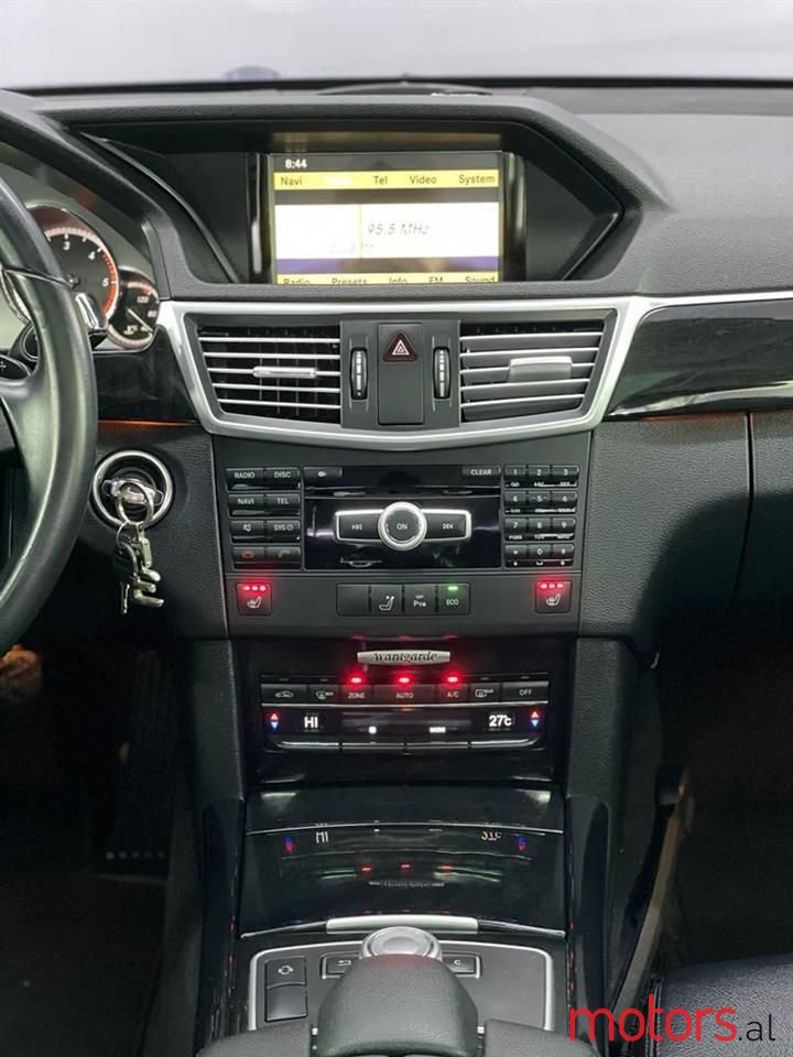 2011' Mercedes-Benz E 220 photo #3