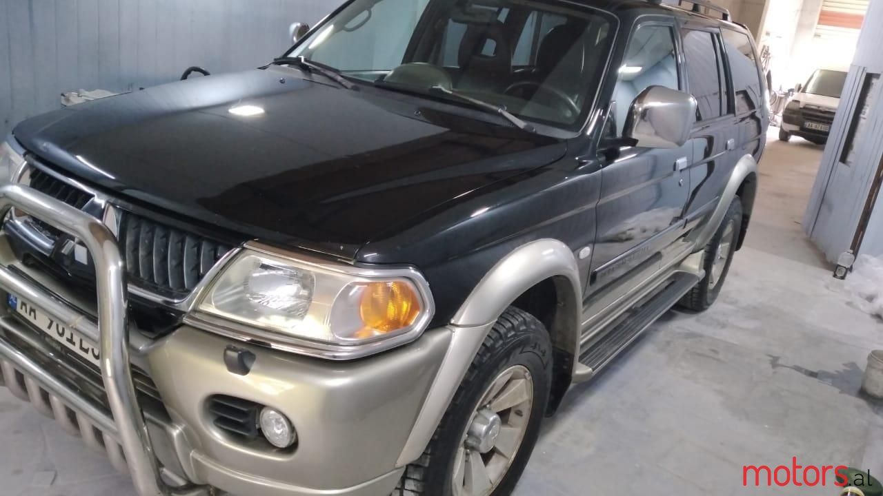 2004' Mitsubishi Pajero photo #2