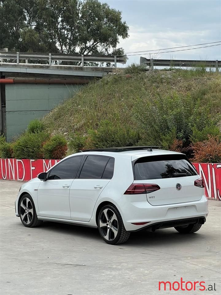 2015' Volkswagen Golf photo #2