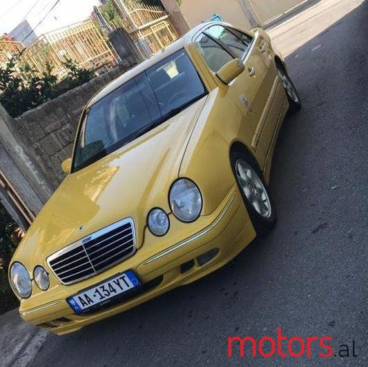 2001' Mercedes-Benz E 220 photo #1