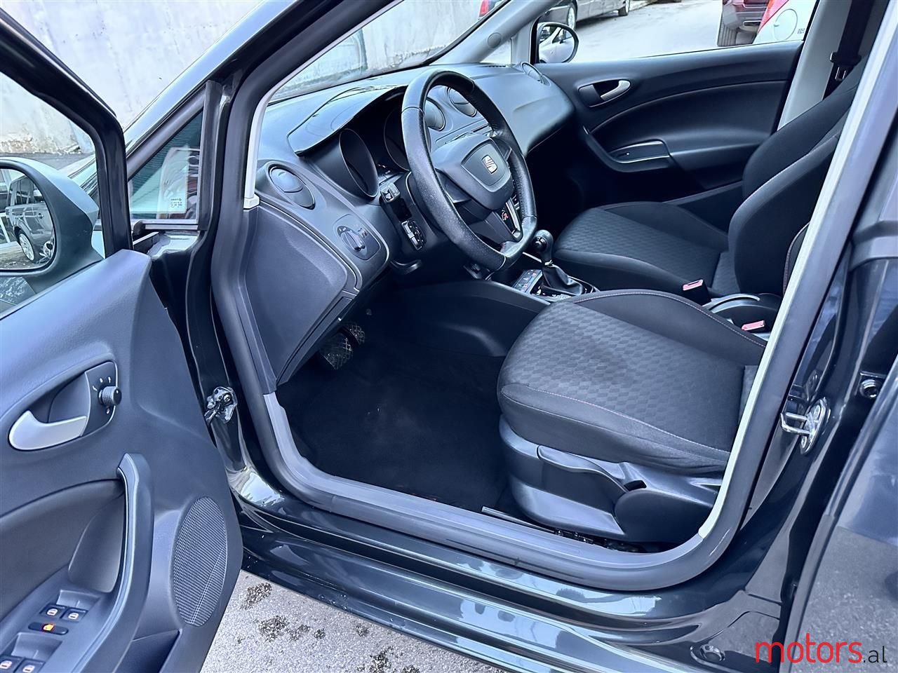 2011' SEAT Ibiza photo #2