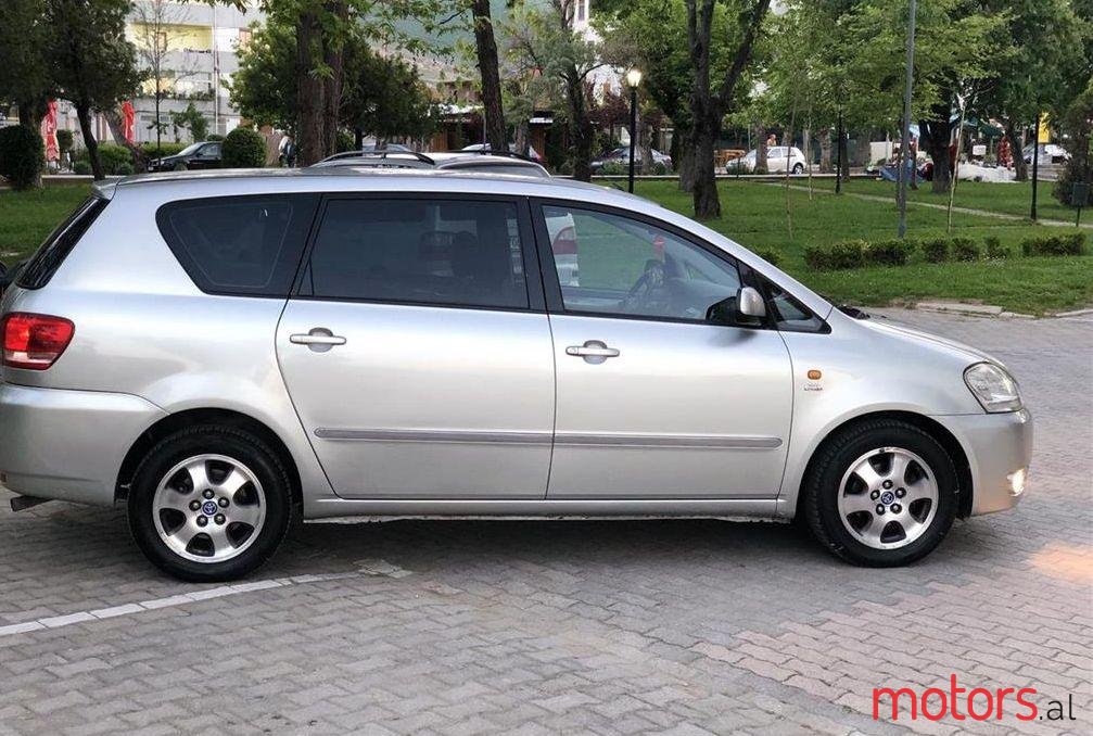 2003' Toyota Avensis Verso photo #1