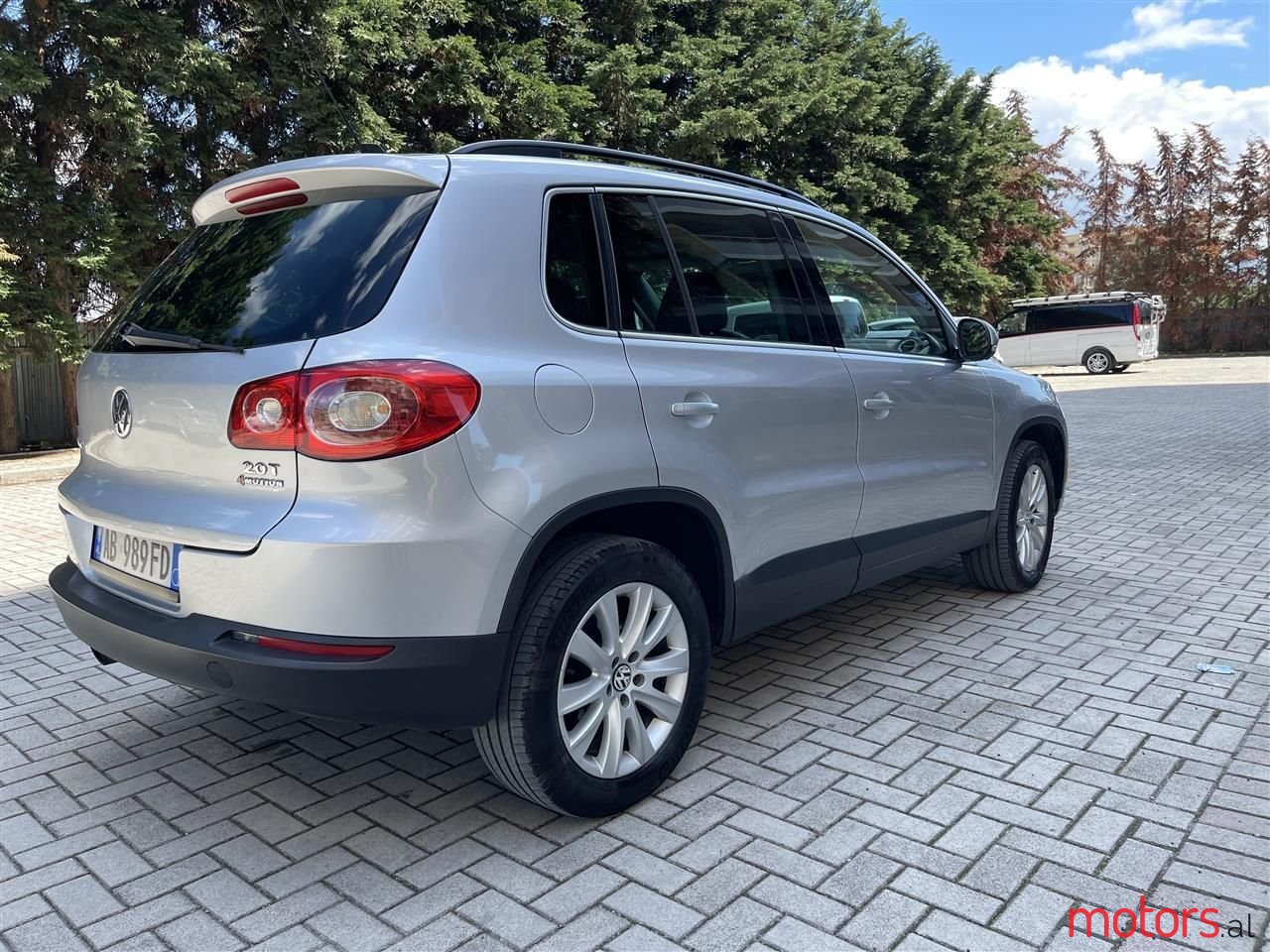 2012' Volkswagen Tiguan photo #3