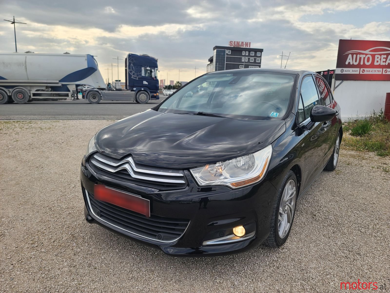 2011' Citroen C4 photo #6