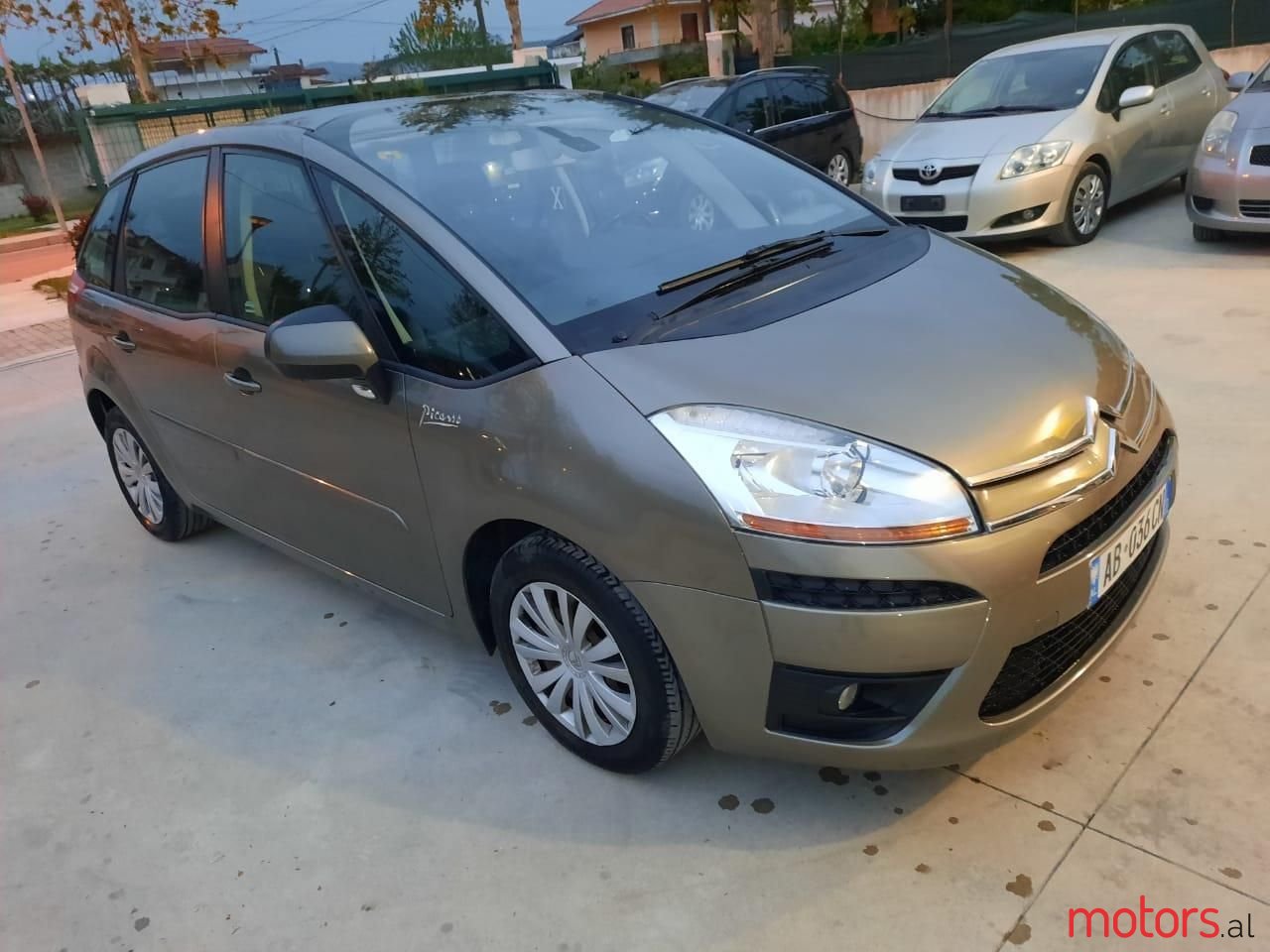 2008' Citroen C4 photo #2