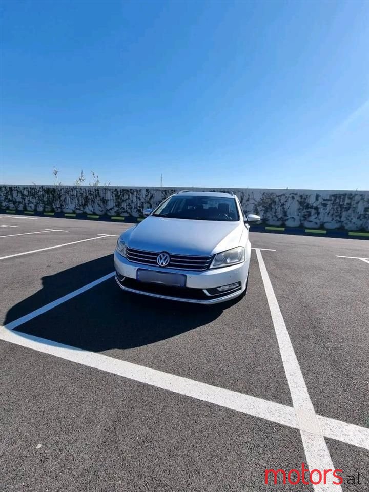 2011' Volkswagen Passat photo #3