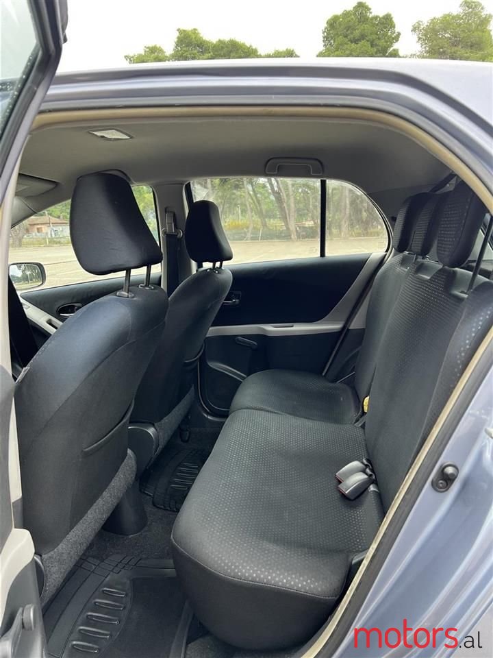 2010' Toyota Yaris photo #4