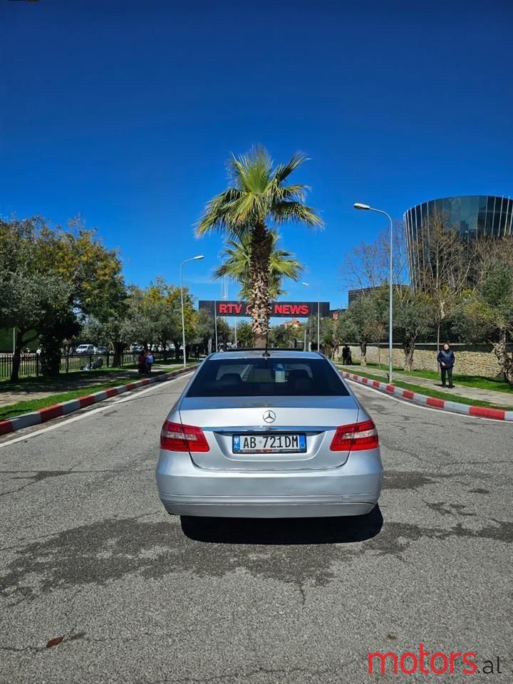 2011' Mercedes-Benz E 200 photo #2