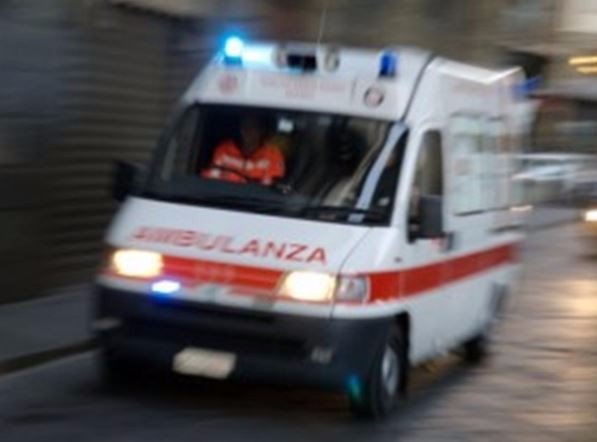 Aksident në Tiranë, makina përplas 10-vjeçaren, dërgohet me urgjencë në spital