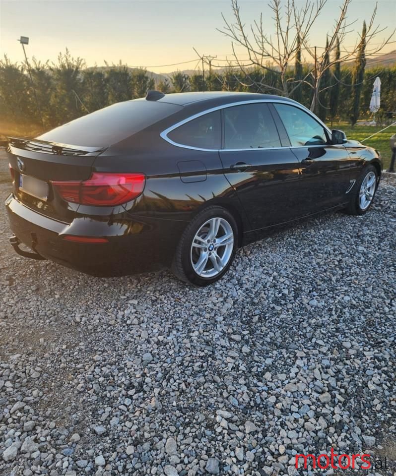 2017' BMW 320 photo #3