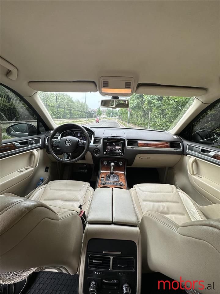 2013' Volkswagen Touareg photo #2