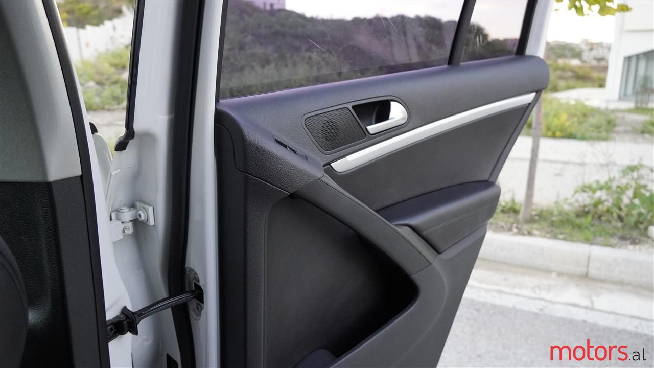 2012' Volkswagen Tiguan photo #5