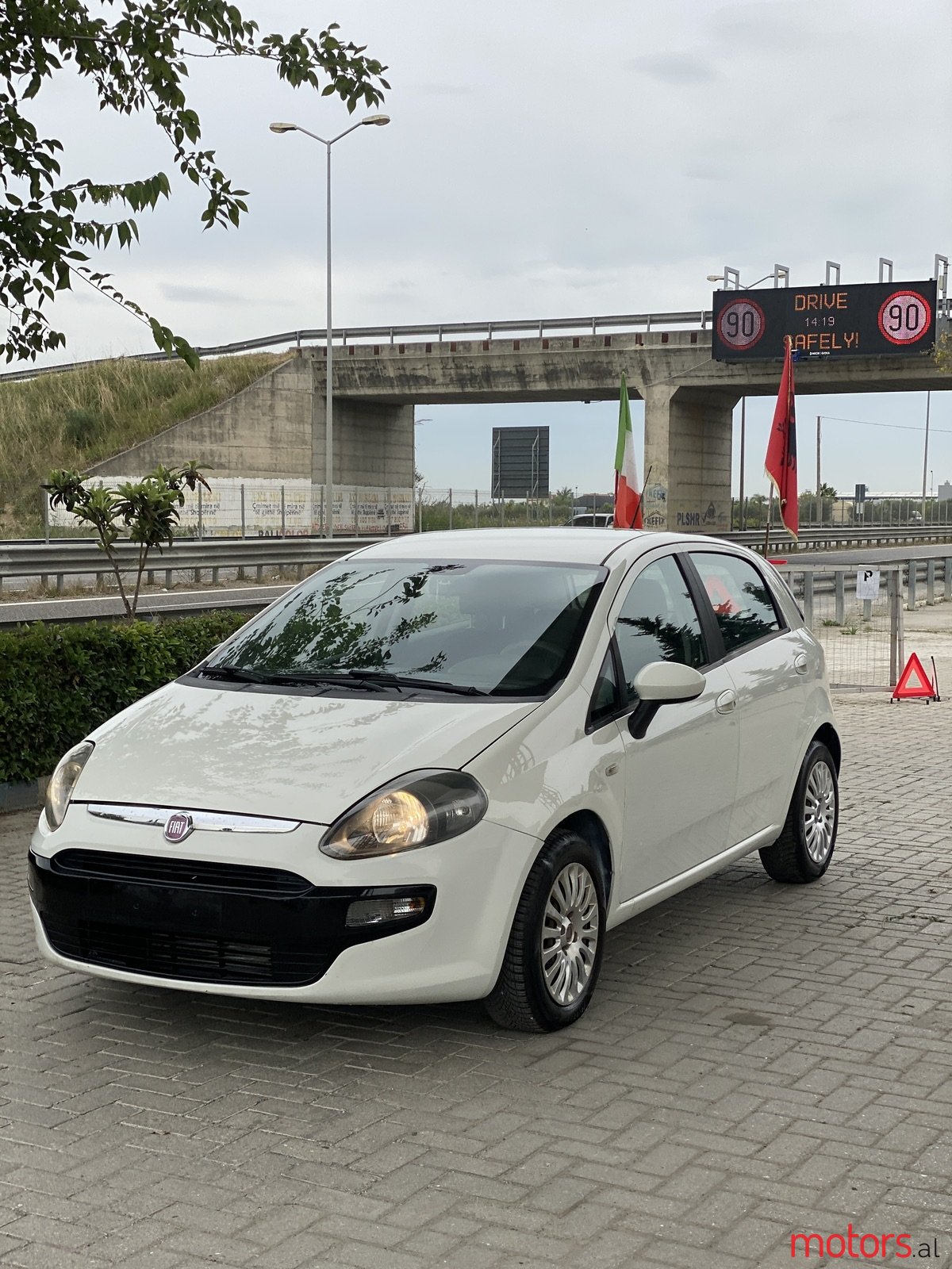 2011' Fiat Punto Evo photo #3