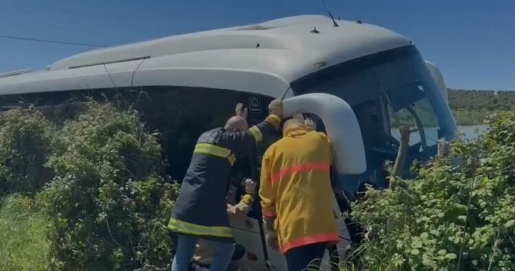 Përmbyset autobusi me nxënës në rrugën drejt Manastirit të Zvërnecit