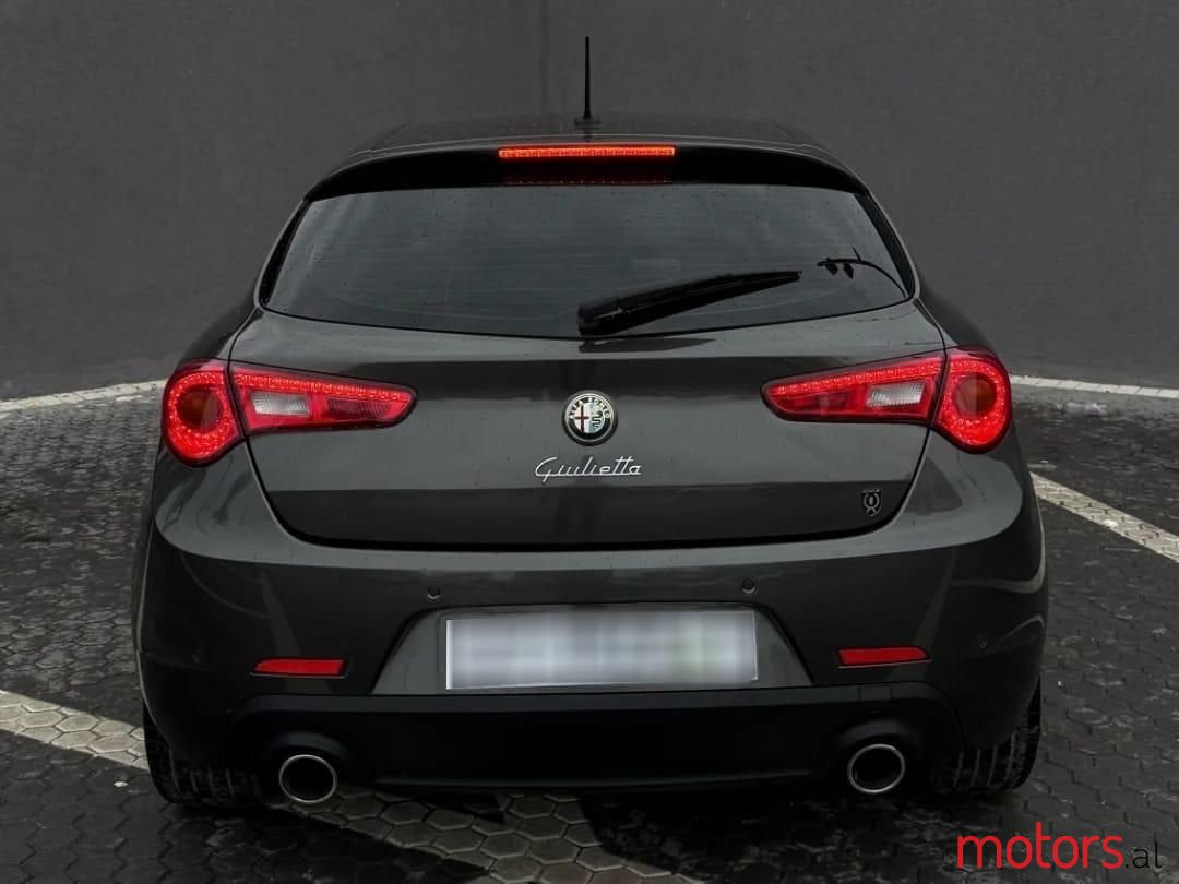 2012' Alfa Romeo Giulietta photo #3