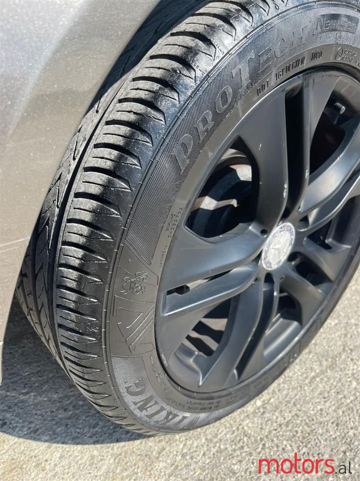 2011' Mercedes-Benz E 220 photo #2