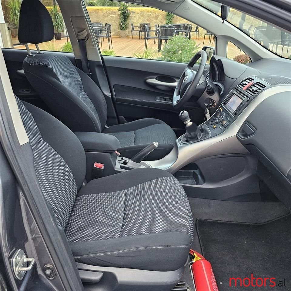 2010' Toyota Auris photo #5