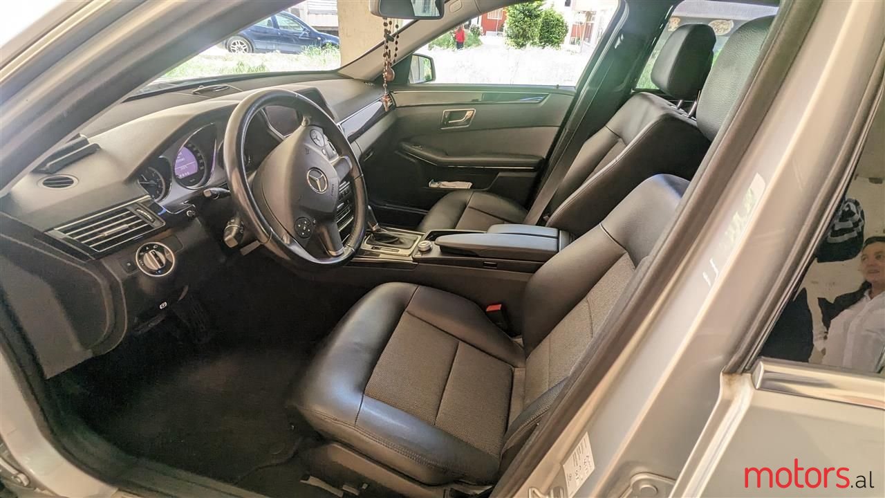 2010' Mercedes-Benz E 220 photo #3