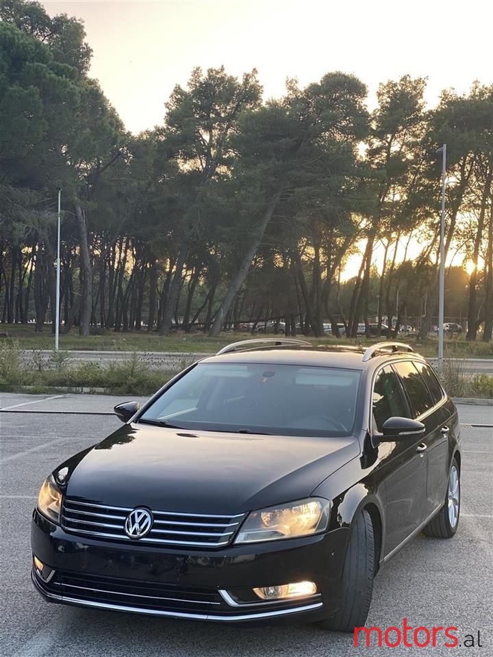 2011' Volkswagen Passat photo #5