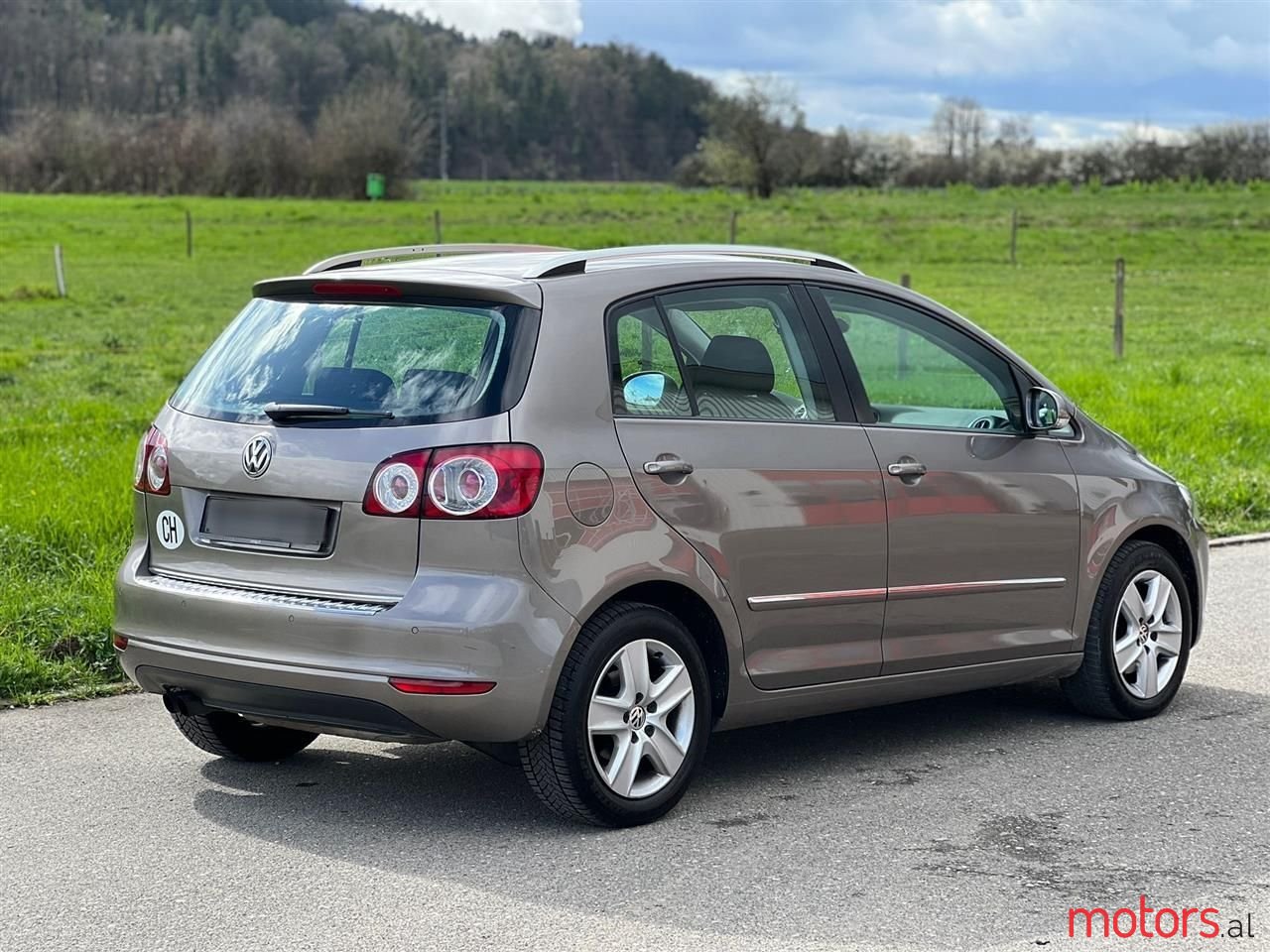 2010' Volkswagen Golf Plus photo #1