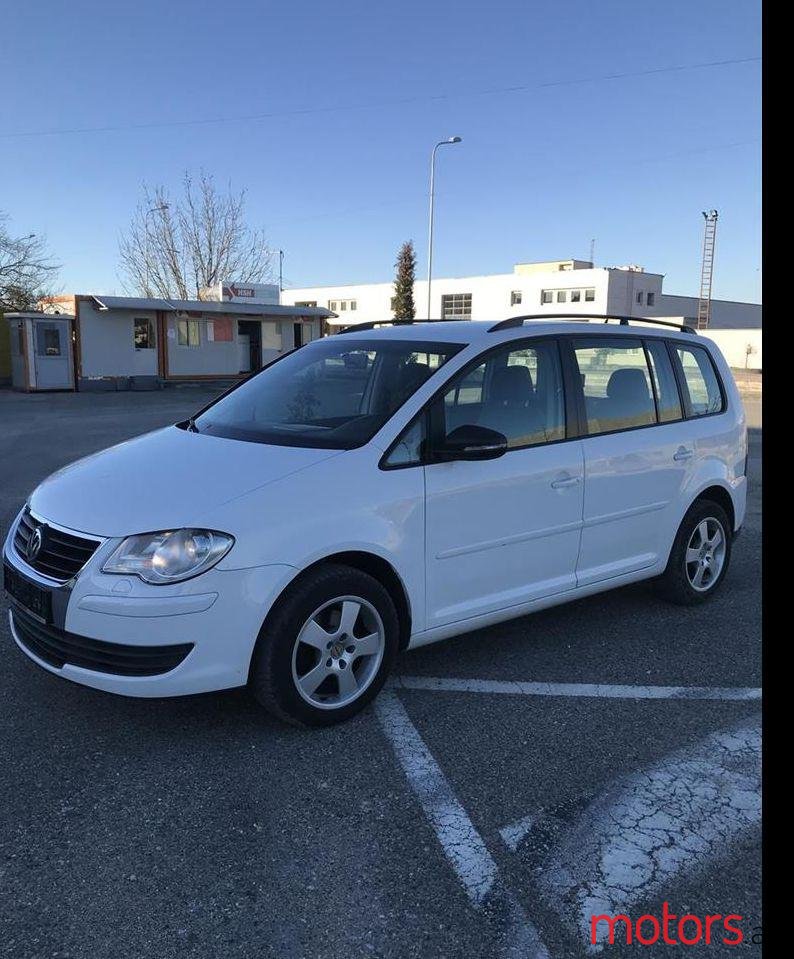 2009' Volkswagen Touran photo #1