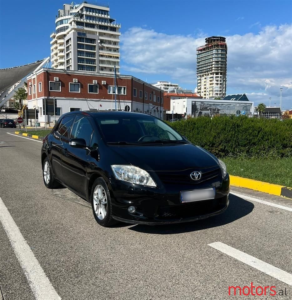 2011' Toyota Auris photo #2