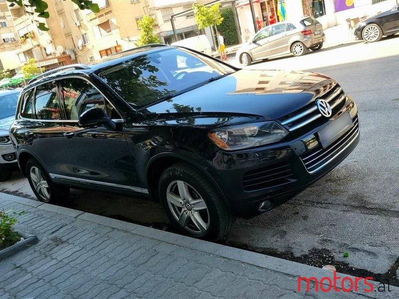 2012' Volkswagen Touareg photo #1