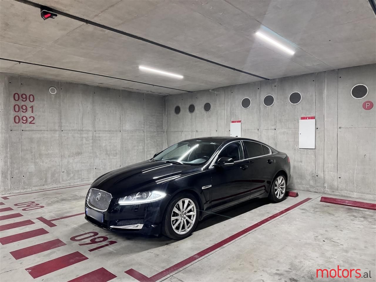 2013' Jaguar XF photo #5