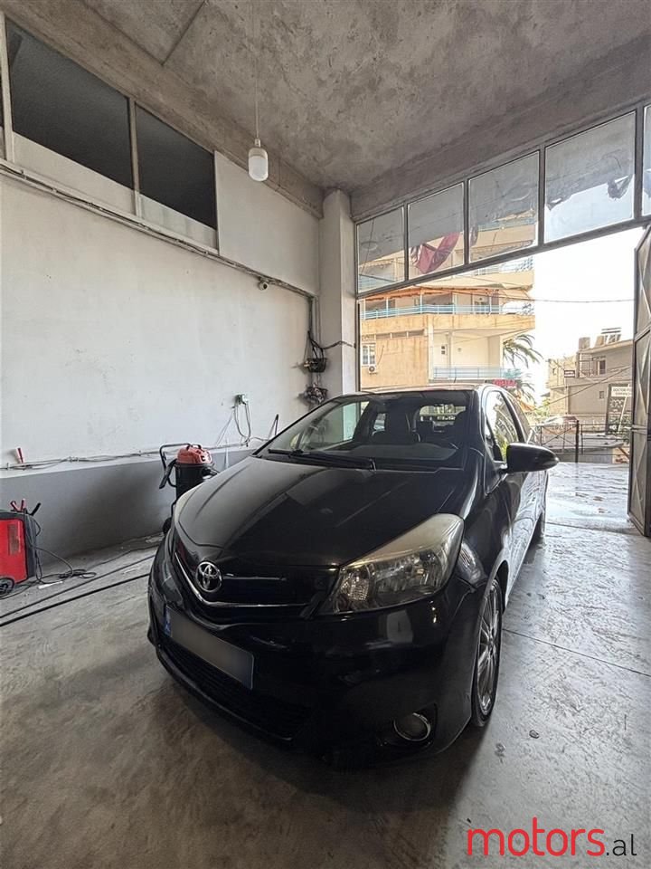 2012' Toyota Yaris photo #5