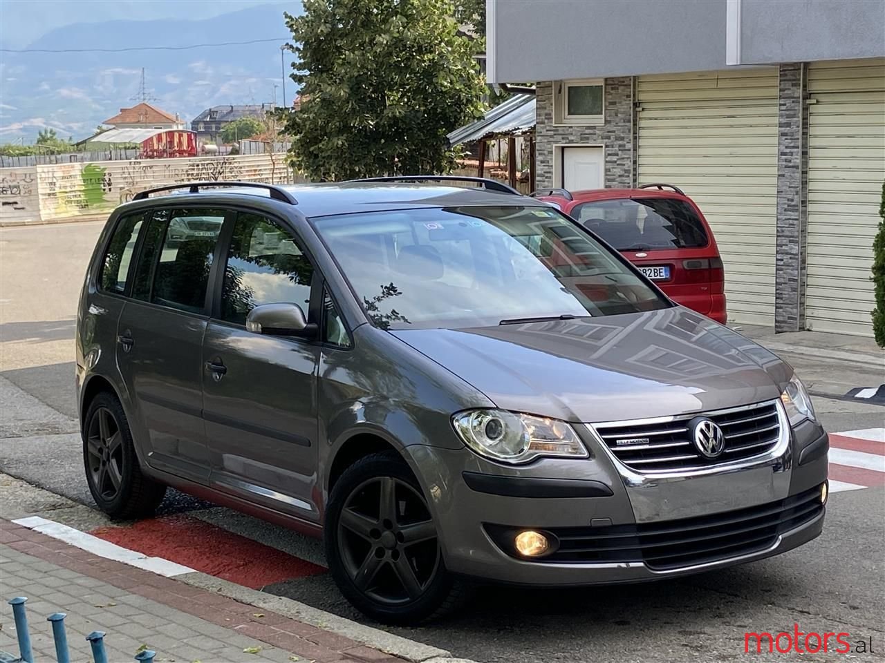 2008' Volkswagen Touran photo #1