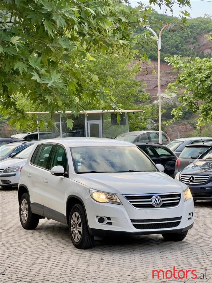 2011' Volkswagen Tiguan photo #1