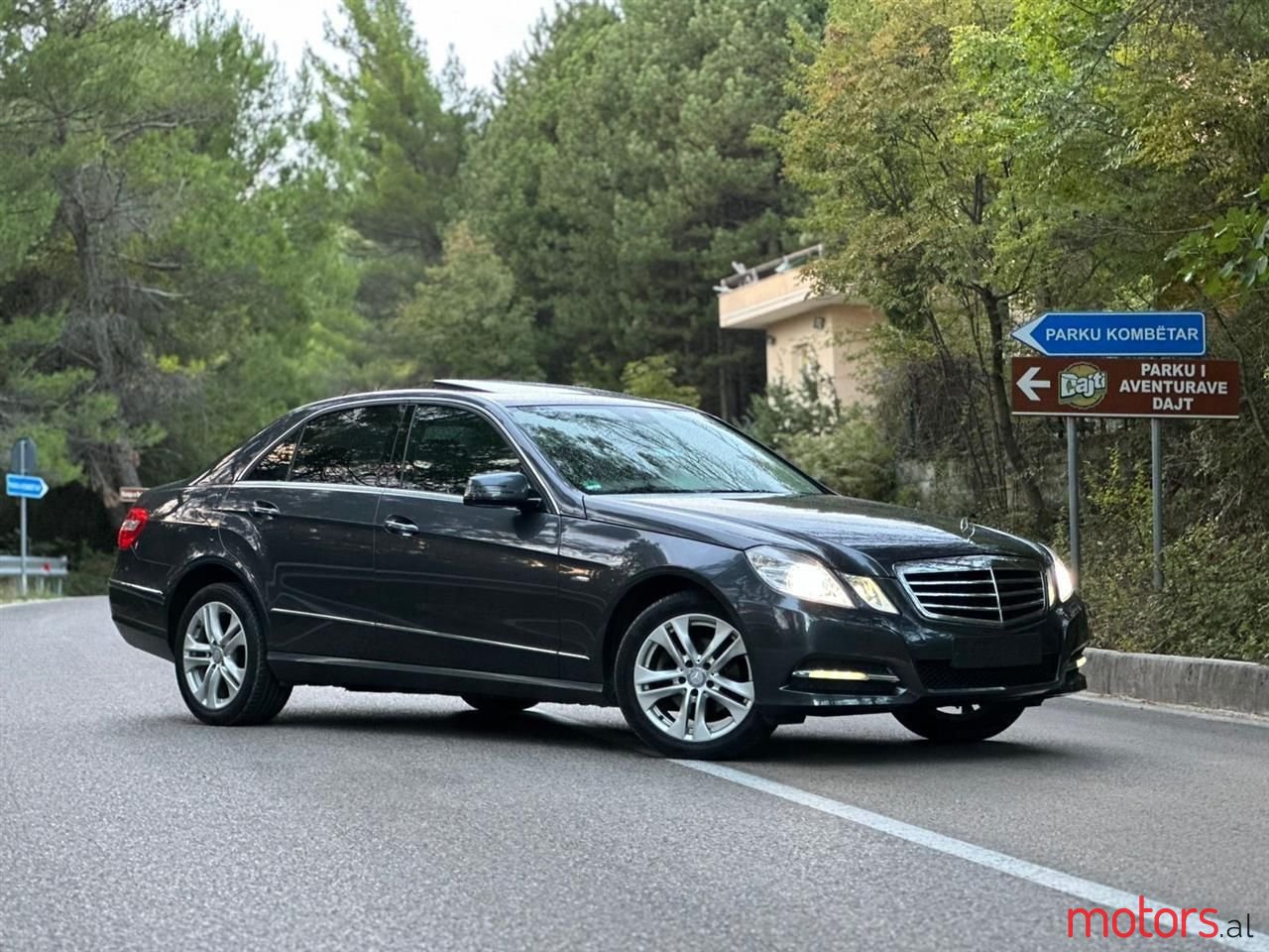 2011' Mercedes-Benz E 220 photo #2