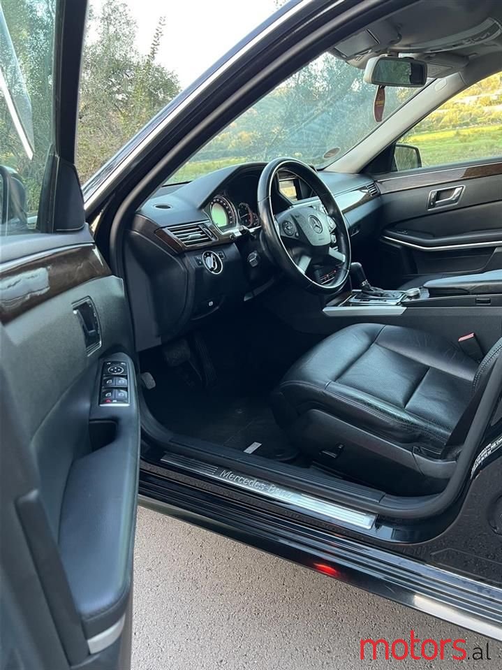 2011' Mercedes-Benz E 220 photo #3