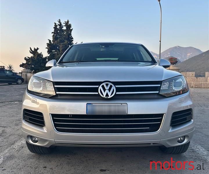 2013' Volkswagen Touareg photo #1