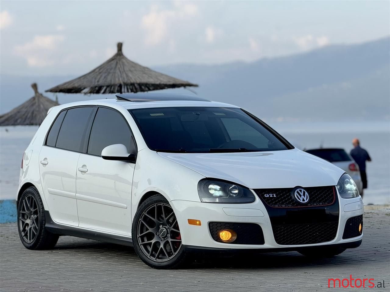 2009' Volkswagen Golf photo #4